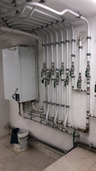 ATELIER BONN'EAU -ATELIER BONN'EAU - Technicien chauffagiste ajustant un système de chauffage moderne à Marignane